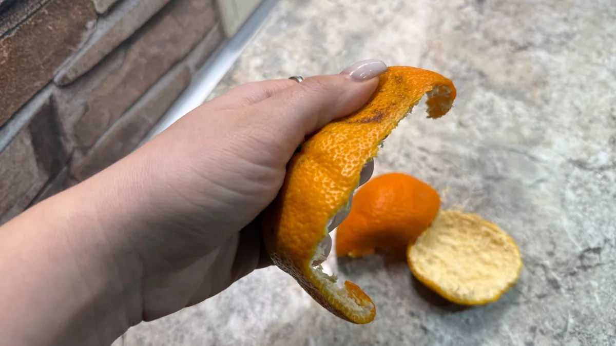 Апельсиновые корки замачиваю в теплой воде: ногти растут ровными, а кожа бархатистая: рецепт ванночи