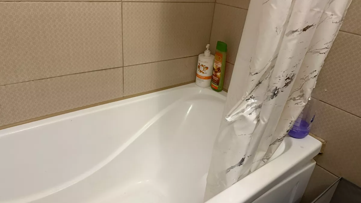 Шторка для ванной уходит в прошлое: новый тренд — стеклянные двери, которые практичнее и красивее