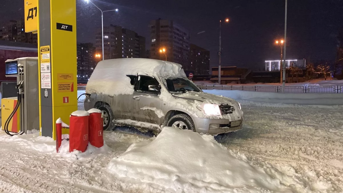 Чистка машины во дворе — нарушение ПДД: штрафы за уборку снега с крыши