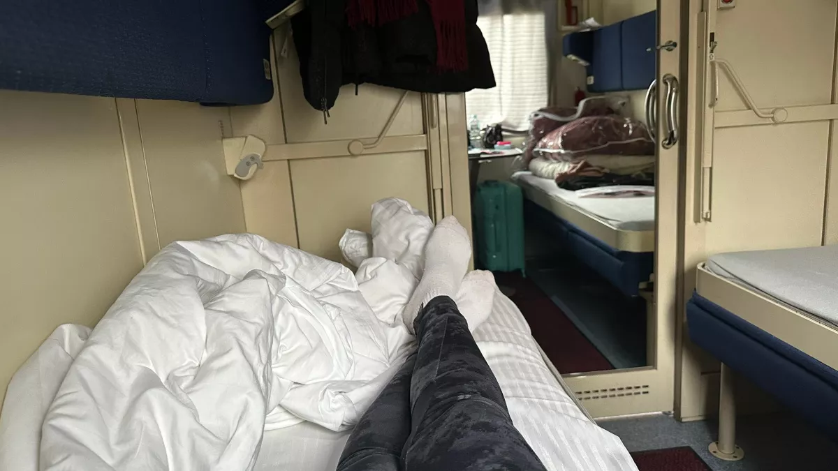 С Вами поедет попутчица, вы же не против? Тут все купе свободное - маразм из поезда