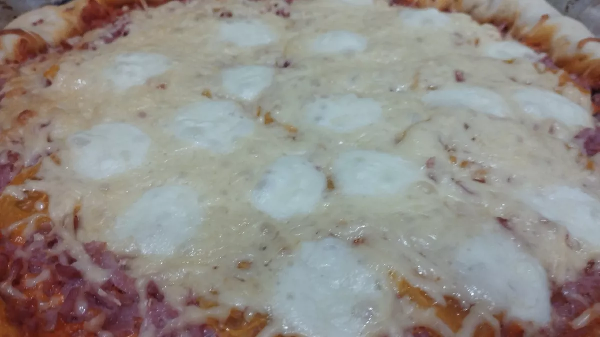 Замороженная пицца «Мясное ассорти» из Чижика: длинный состав, бюджетный вкус, начинка нормальная, но тесто разочаровало