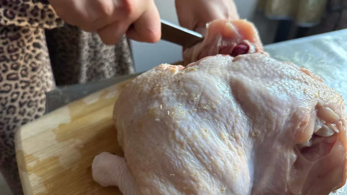 Зачем я замачиваю курицу в соленой воде: простой способ убрать "химозу" - на выходе только чистое мясо