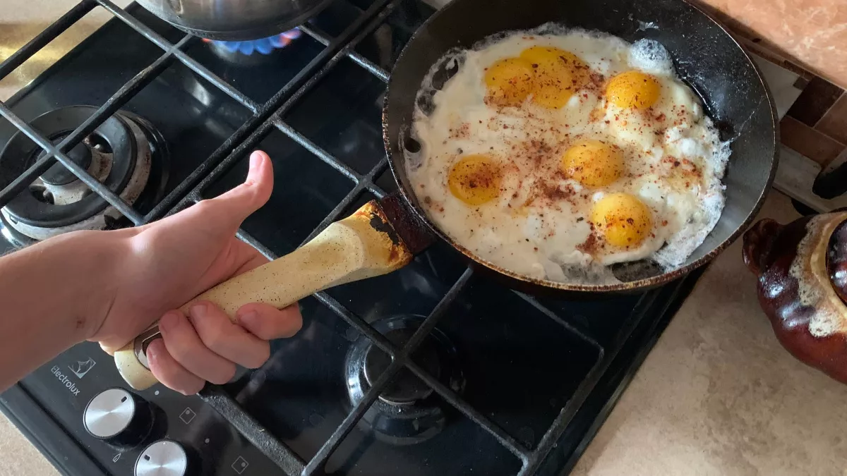 Антипригарные сковородки выбрасывают на помойку: хозяйки массово возвращаются к чугуну - практичнее и еда вкуснее  