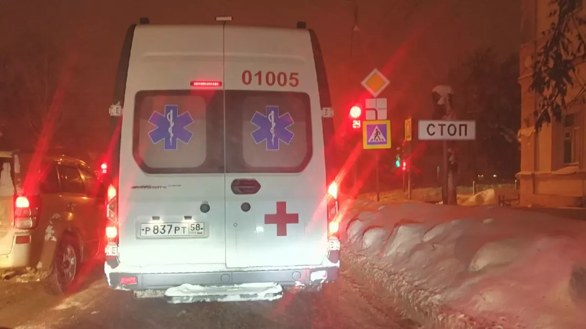 В Пензе у драмтеатра покалечилась пожилая женщина