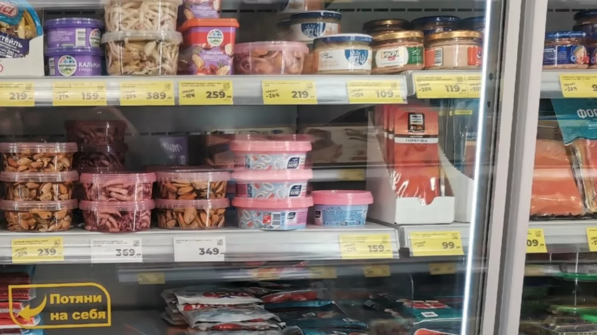 Чуть не купила в Пятерочке красную рыбку: внутри сельдь и "краски" - производитель "замаскировал" ее под форель