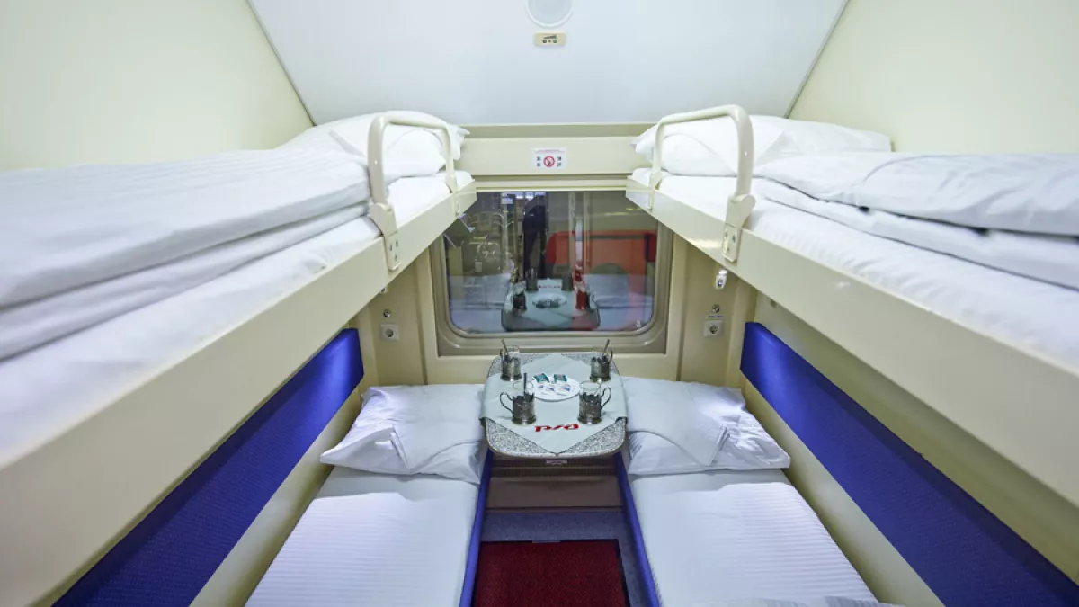 Сидят и в наглую кайфуют: едут в плацкарте с королевским шиком - вот до чего додумались ушлые пассажиры РЖД