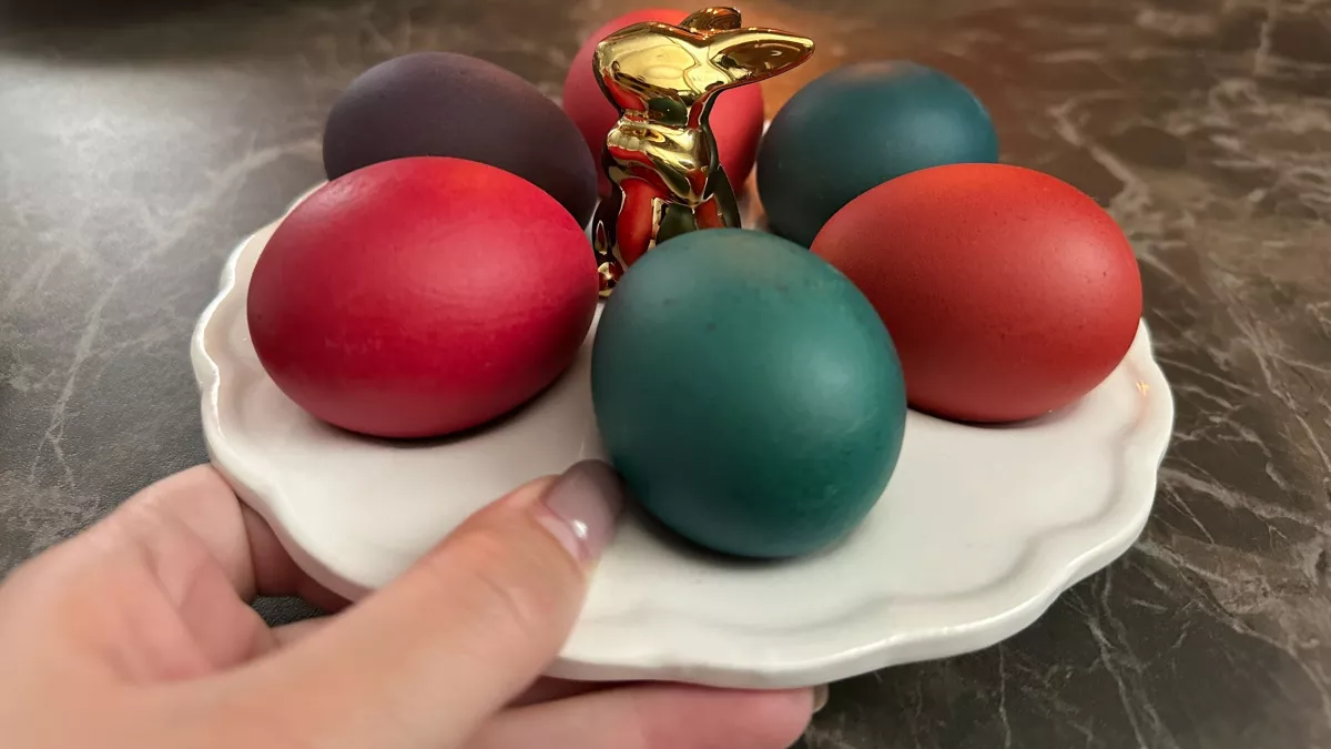 Эксперты Роскачества назвали лучшие натуральные красители для яиц на Пасху: сколько добавлять и как варить