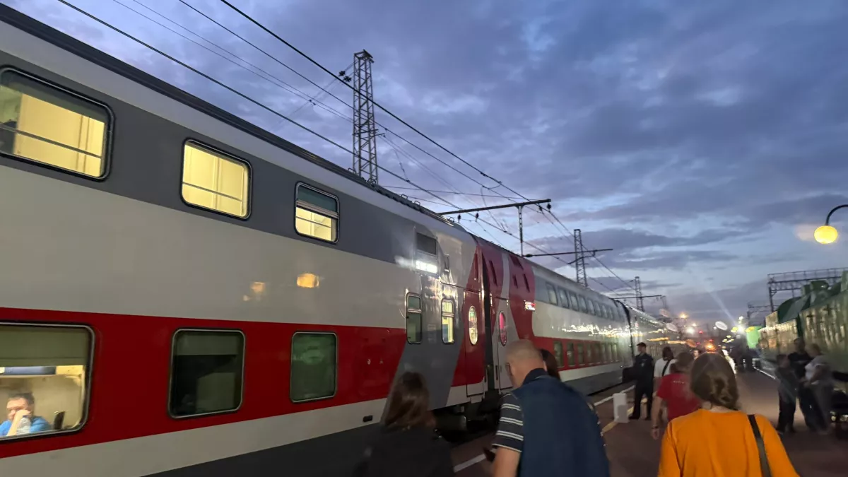 Добираемся от Москвы до морюшка всего за сутки за двухэтажном поезде с питанием и душем: цены, услуги и есть ли минусы в такой поезде 