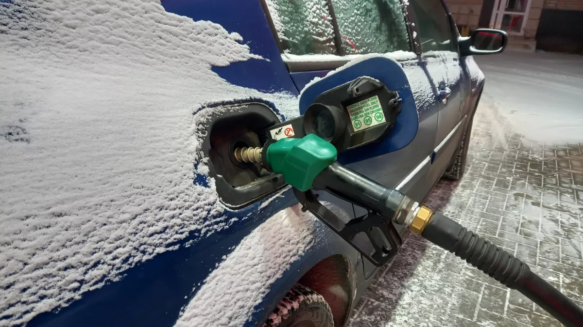 Почему у одних авто лючок бензобака слева, а у других справа – это не просто так