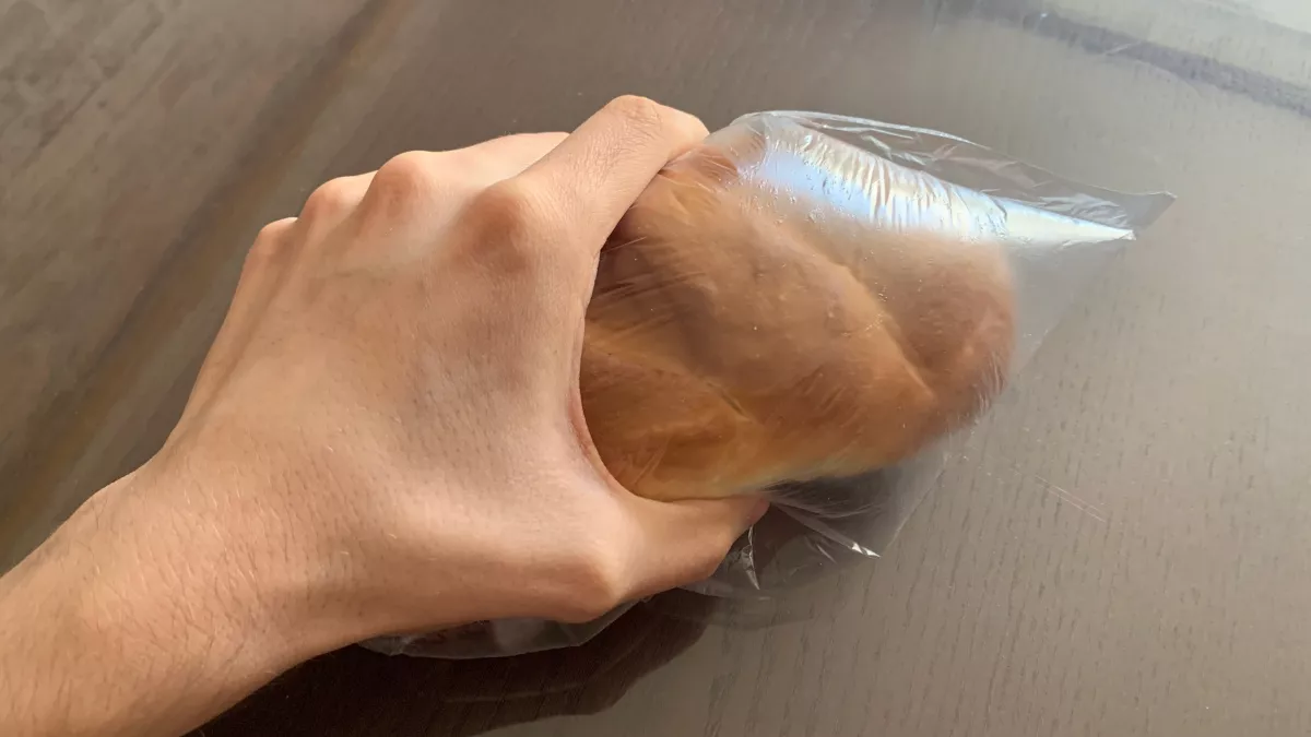 Не храните хлеб в пакете: эксперт объяснила опасность старой привычки 