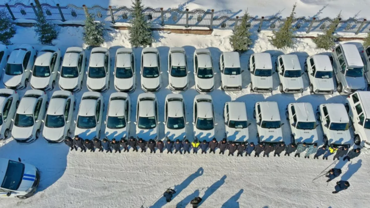 В Пензе сотрудники полиции получили ключи от 34 новых служебных автомобилей