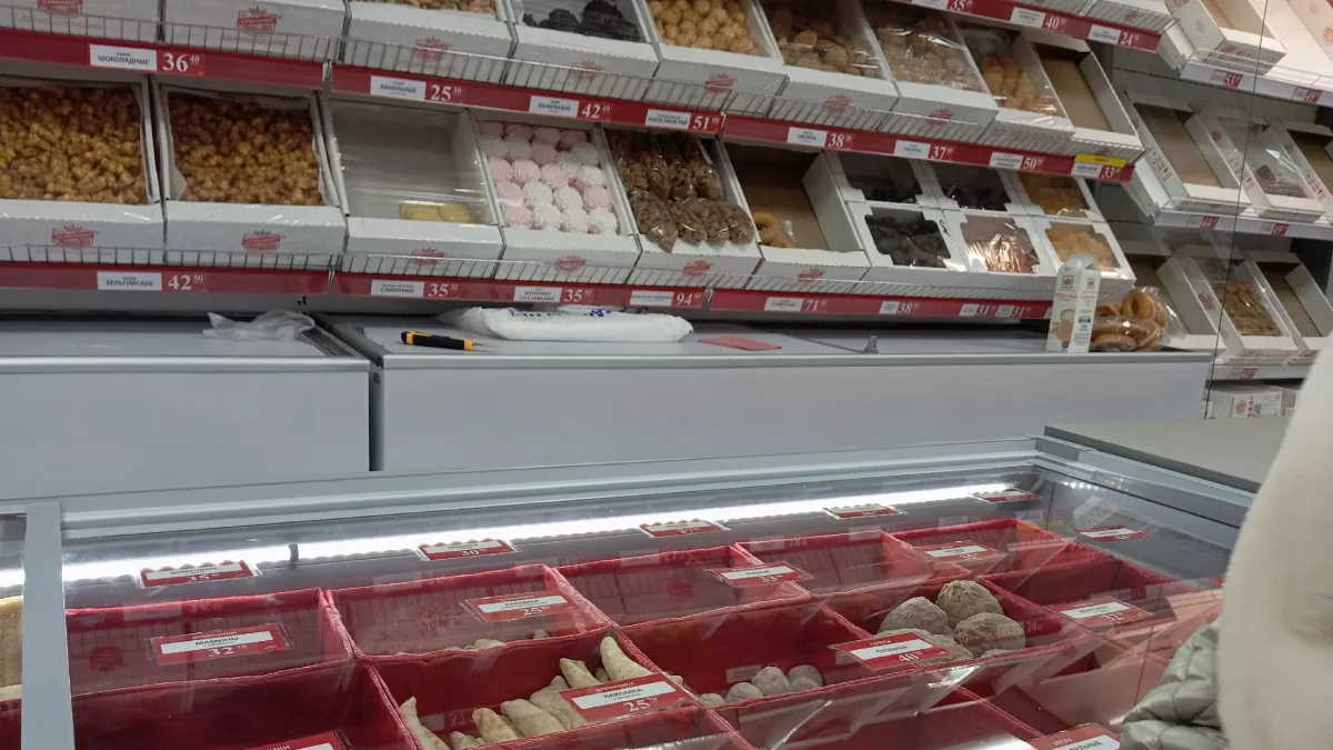 Это пирожное мой фаворит в Ермолино: внутри настоящий крем, а не пена для бритья - но обратите внимание на этикетку