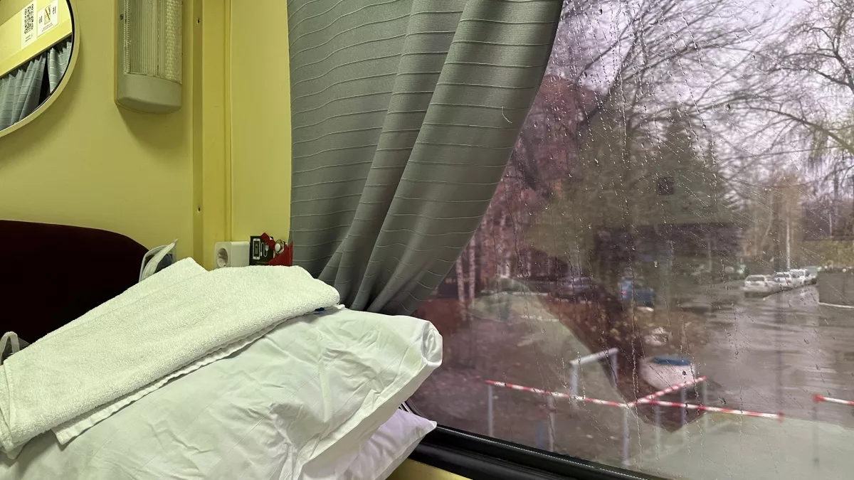 Выкупили всё купе, чтобы ехать без дошираков и храпа - но проводница подкинула нам "свинью"