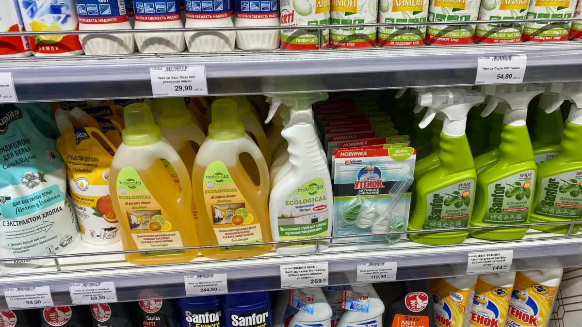 Мойте пол этими средствами: эксперты Росконтроля назвали лучшие марки средств для уборки  