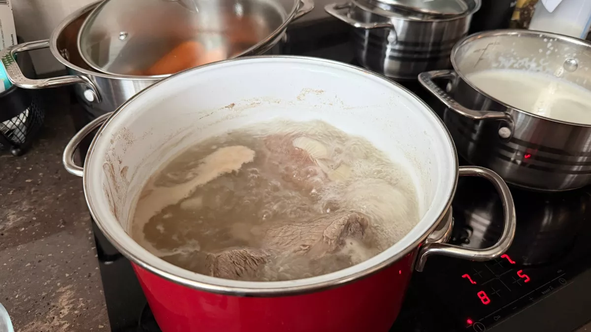 Хозяйки старой закалки не варят мясо без этого предмета: только с ним оно получается мягким и сочным