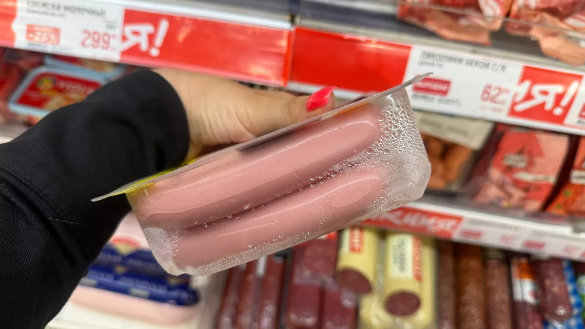 Капнул аптечным йодом на сосиски дорогие и дешевые четырех марок:  сравниваю результаты - какие оказались из крахмала