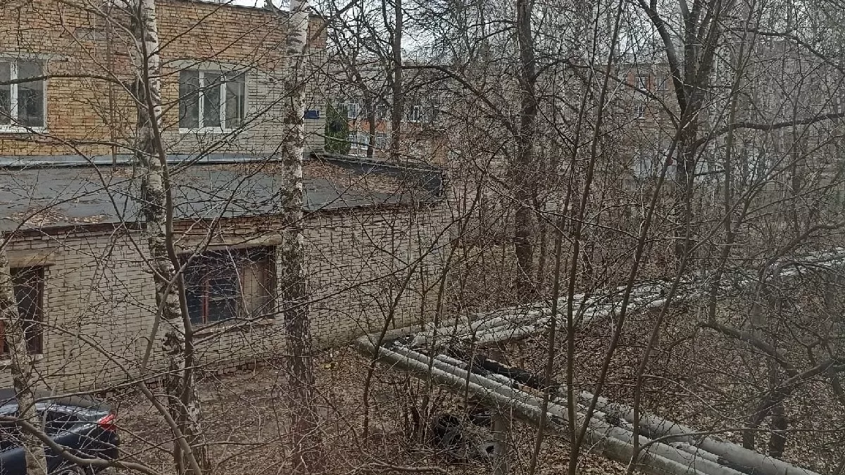 Заброшенная школа-интернет в Кузнецке привлекает детей и бездомных: как на это смотрит собственник здания?