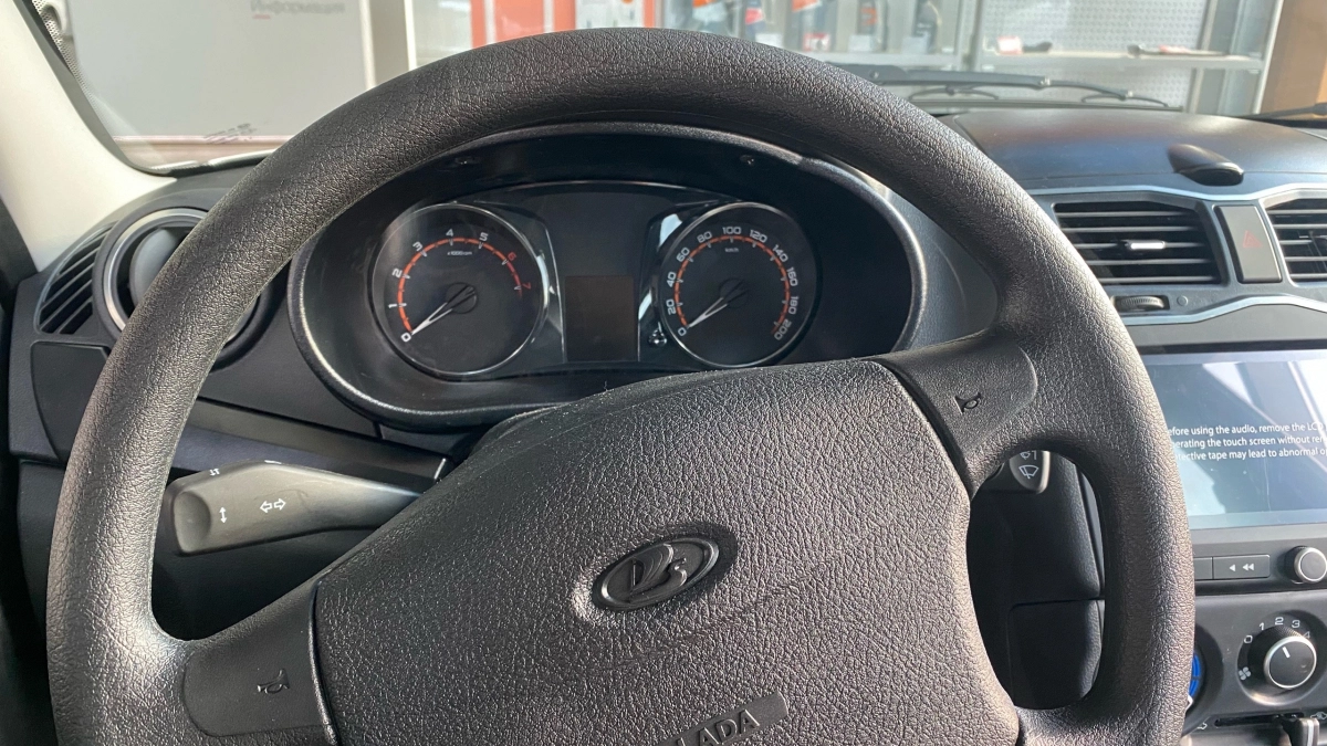 Бывший инженер АвтоВАЗа купил  Lada Iskra и нашел в ней кучу позорных косяков уже на 100 км пробега