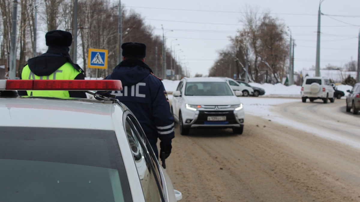В вопросе поставлена жирная точка: какой поворотник включать при въезде на кольцо