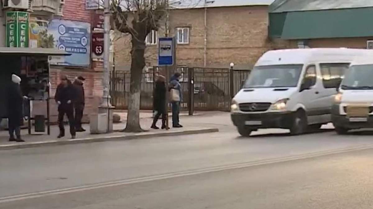 Жители Пензы не могут уехать и часами простаивают на остановках в ожидании 43-й маршрутки