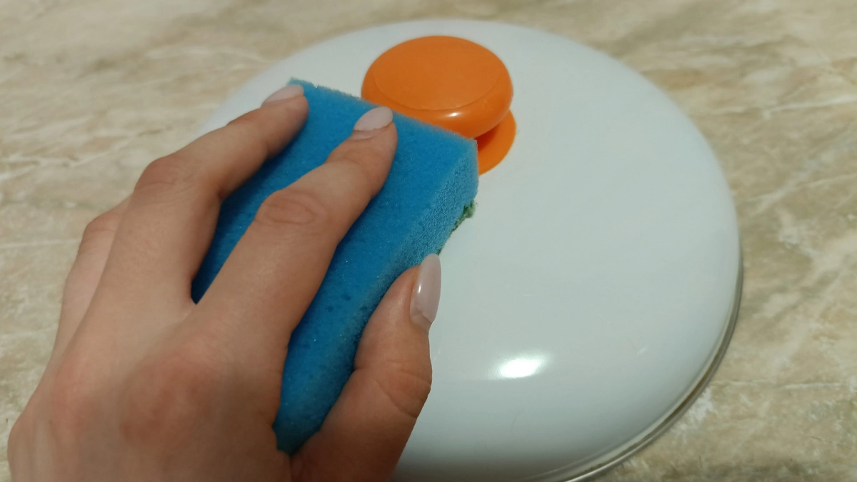 Развожу 3 ст ложки кристаллов в воде и на тряпку: простой способ распрощаться с жиром на посуде и крышках - сверкают как новые