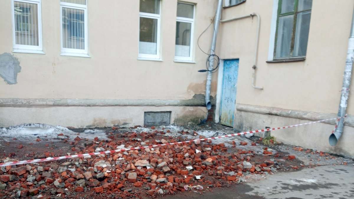 «Остается лишь бежать сломя голову, иначе прибьет кирпичами»: пензенцы бьют тревогу из-за опасного состояния сталинки на ул. Володарского