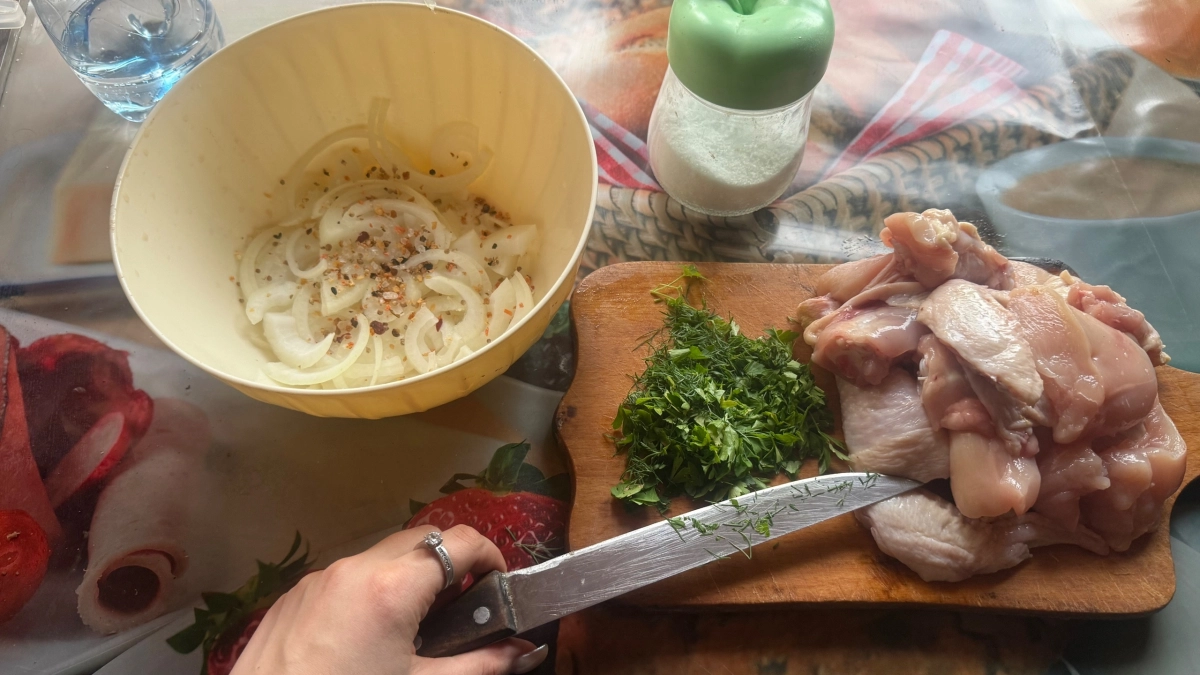 Беру 3 средства и погружаю в раствор курицу: хитрый трюк опытных поваров выгнать из мяса всю химию