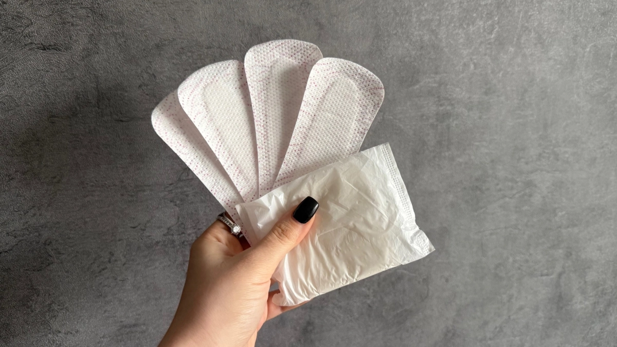 Хитрый муж кладет прокладки в обувь: сначала гадала, куда они пропадают - теперь делюсь секретом сухих ног весной