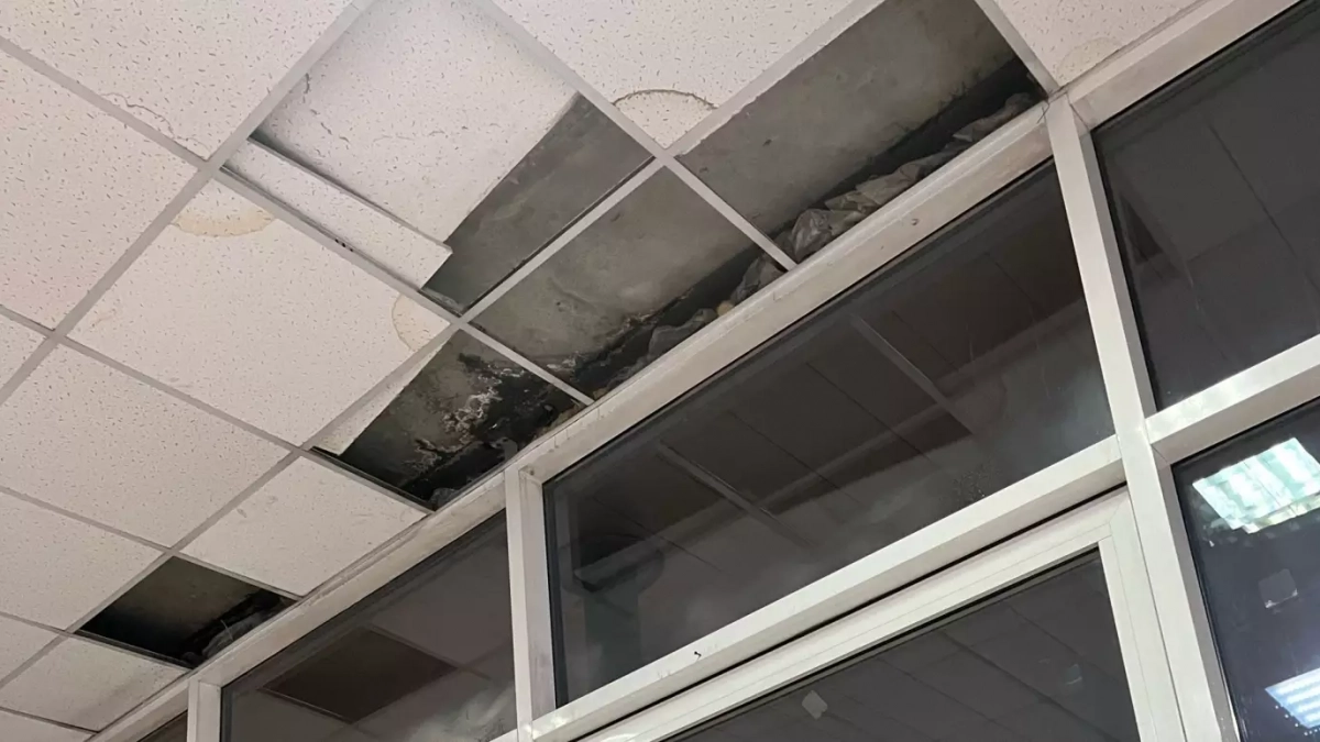 Кругом валяются тряпки и ведра: пензячка пожаловалась на протечку крыши во дворце спорта «Буртасы» 