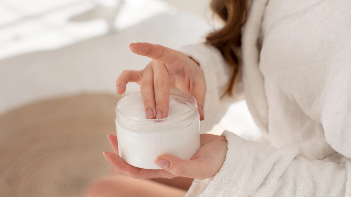 Это уже не модно и бессмысленно: эксперты назвали 3 бесполезных бьюти средств - мы до сих пор тратим на них деньги