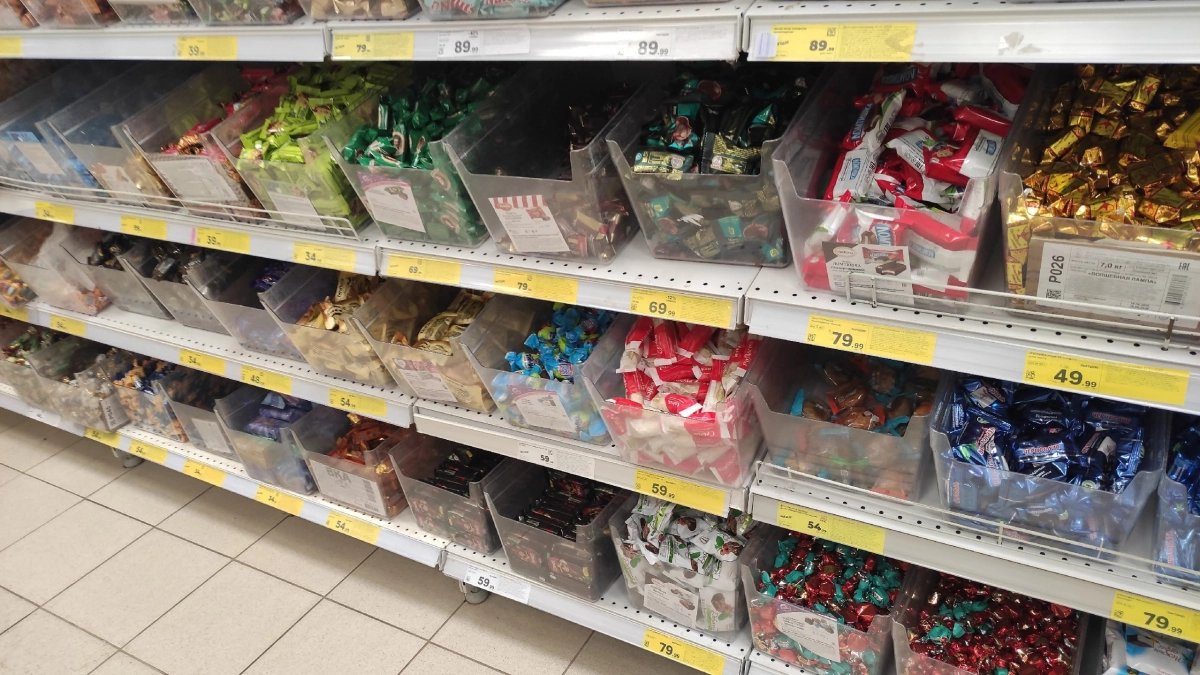 Наткнулась в Магните на молочные конфетки с сюрпризом внутри: даже состав не стала читать - вот какая интрига под фантиком