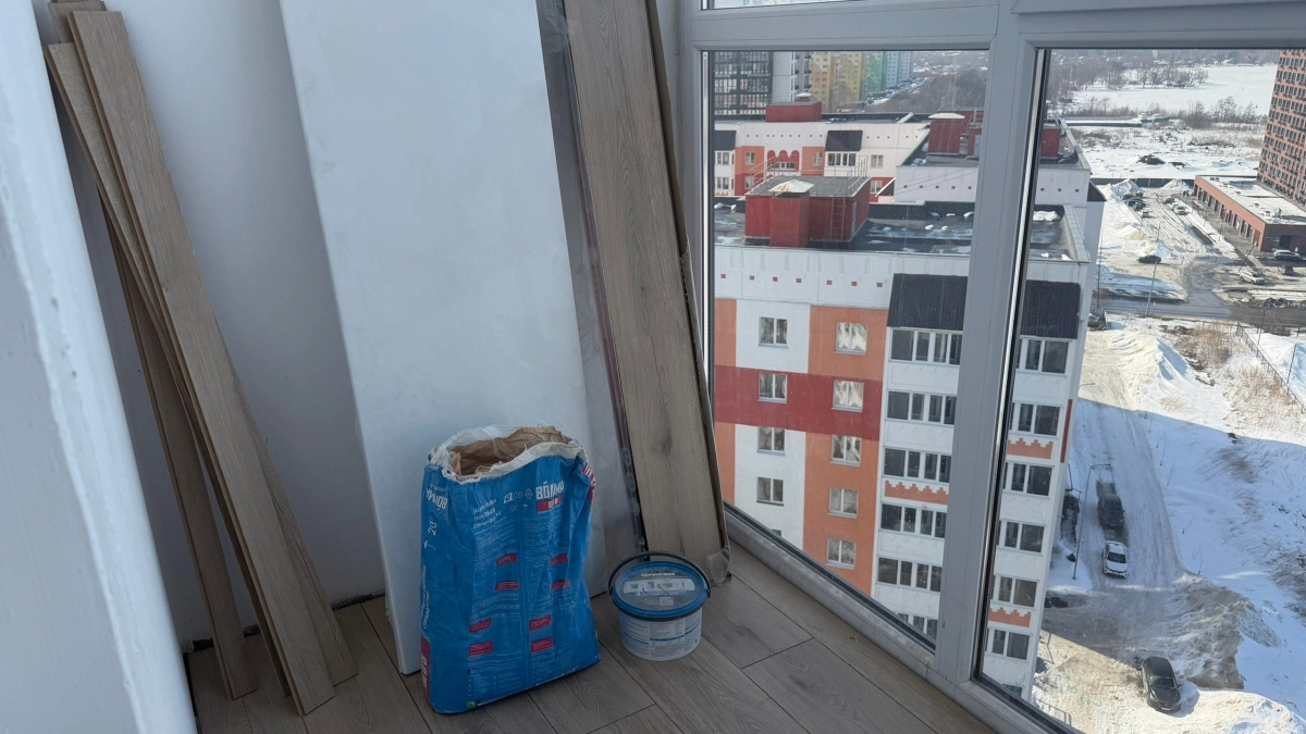 Сосед клеит пузырьковую плёнку на окна: мини-кондиционер за 15 минут - сначала смеялся, теперь делаю так же