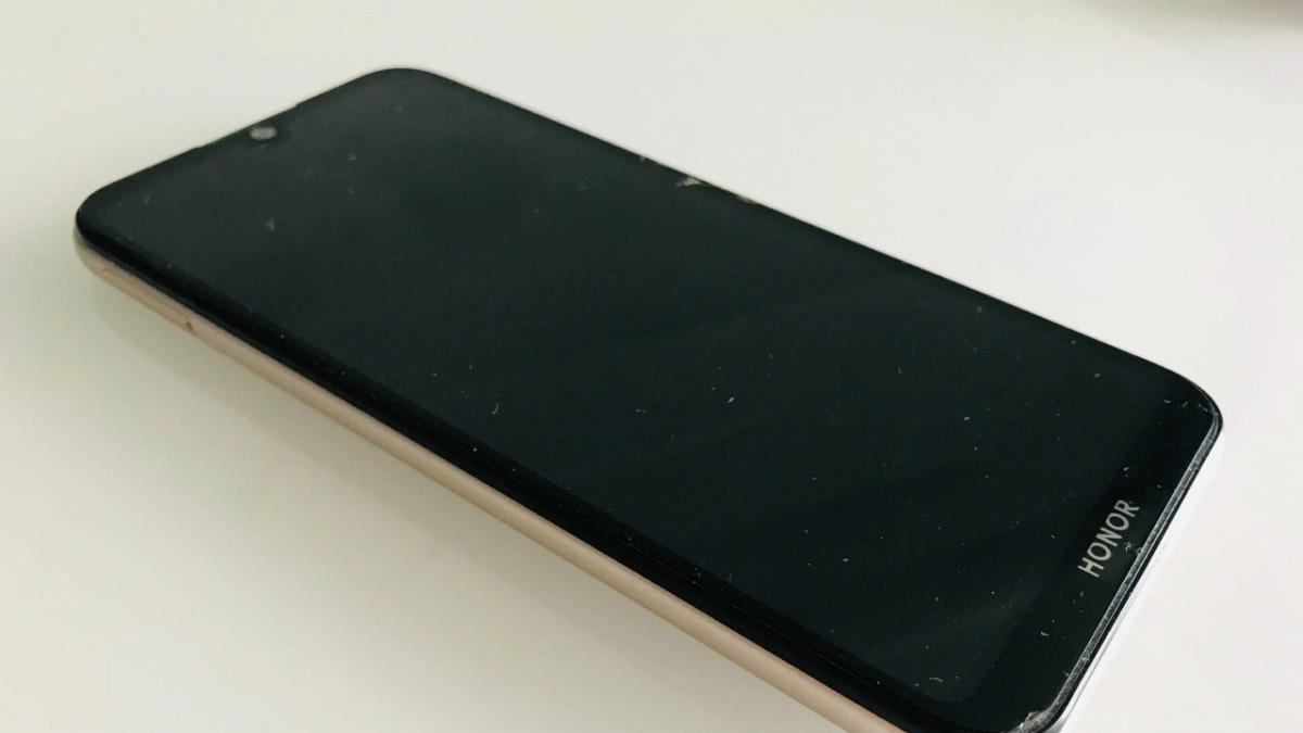 В Пензе из магазина электроники украли смартфон за 27 тысяч рублей