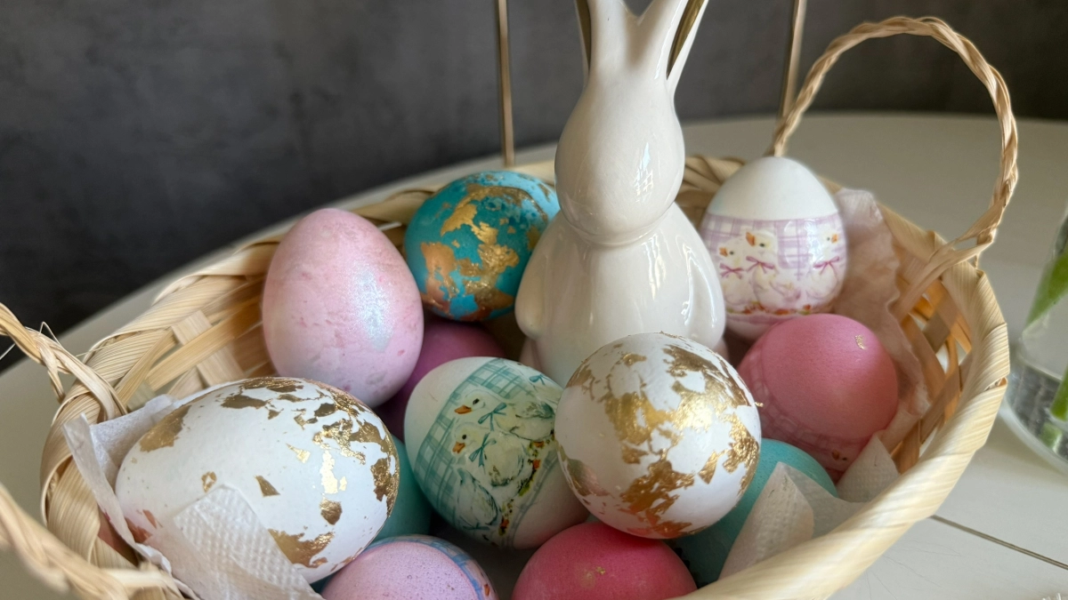 Свекла и луковая шелуха уже не в моде: красим пасхальные яйца новым способом - скорлупки будут цвета нежной розовой дымки