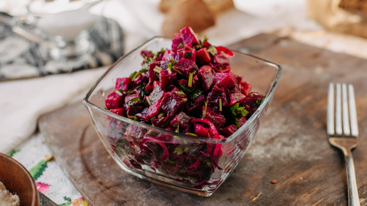 Вкуснее любого винегрета: простой салат из свёклы всего из 4 ингредиентов, теперь делаю его каждый день