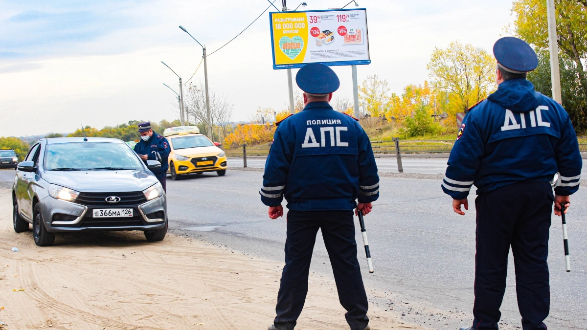 Вышел из машины и пошёл домой — догнал инспектор ДПС и потребовал документы: законно ли это и что грозит