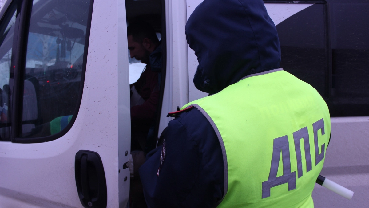 Ночью документы можно не показывать — знакомый гаишник рассказал, в каких случаях это законно и как себя вести