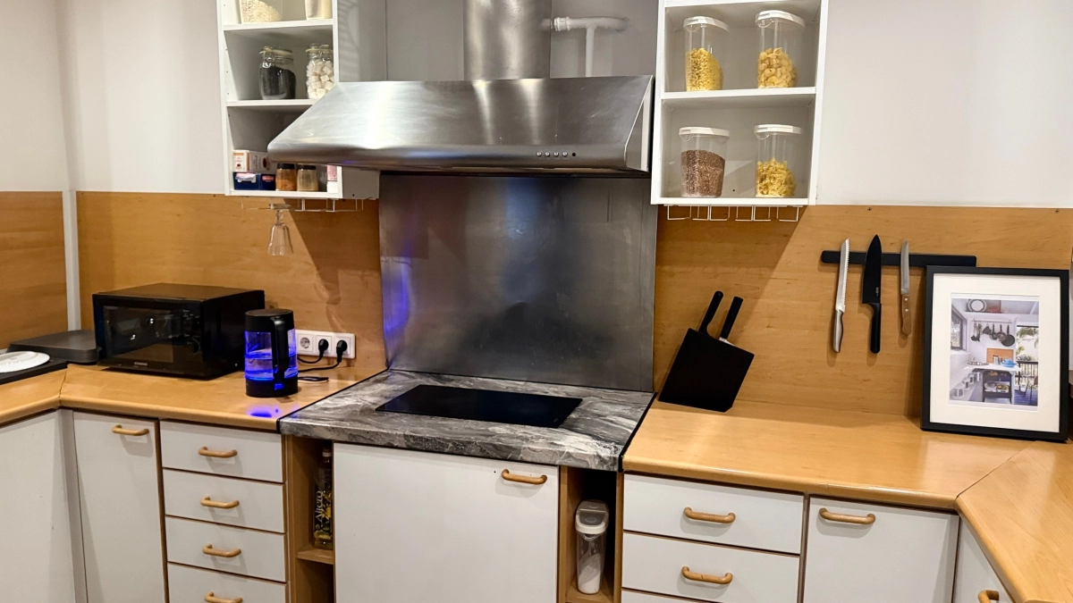 Почему грамотные хозяева отказались от вытяжки на кухне: есть более эстетичный и удобный вариант