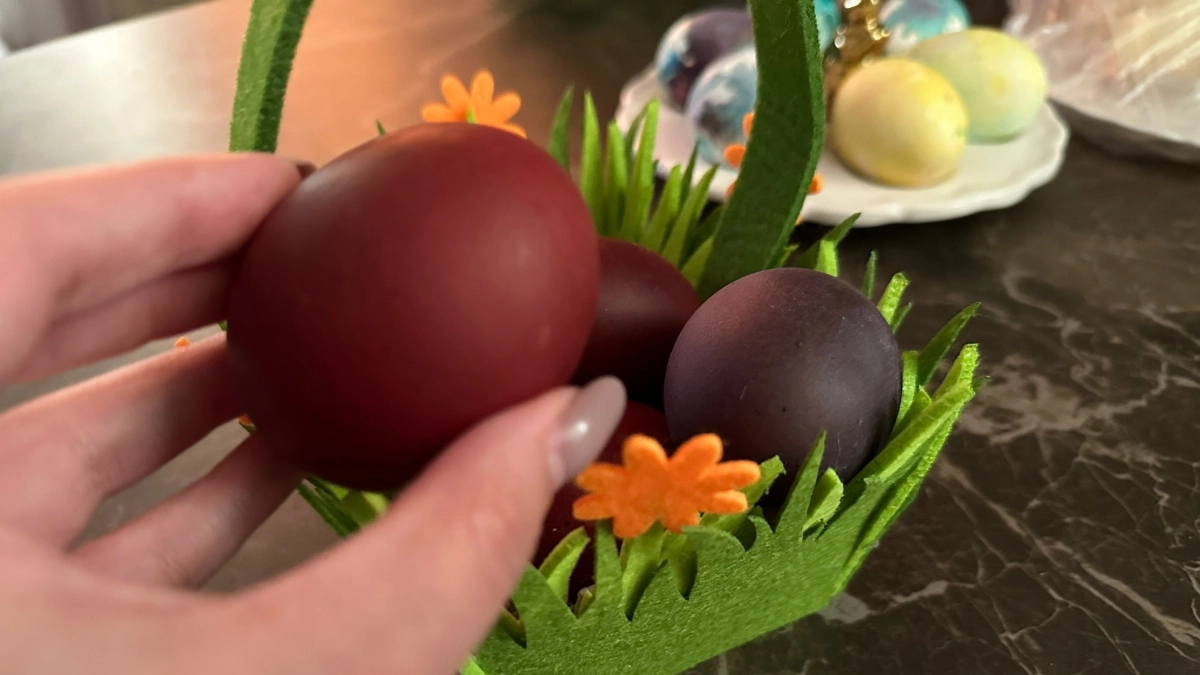 Никакой луковой шелухи — один простой ингредиент красит яйца на Пасху в глубокий рубиновый цвет, рассказываю