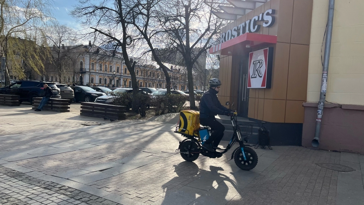 Мне 50, работы нет и хотел идти в курьеры за 150 тысяч — поговорил с одним из них и передумал, рассказываю почему