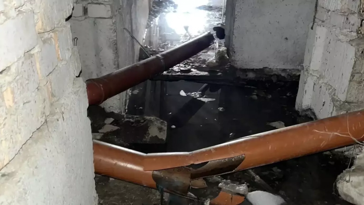Сырость, ужасная вонь и ущерб в 150 тысяч: хулиганы разрушили канализацию двух многоэтажек в Заречном