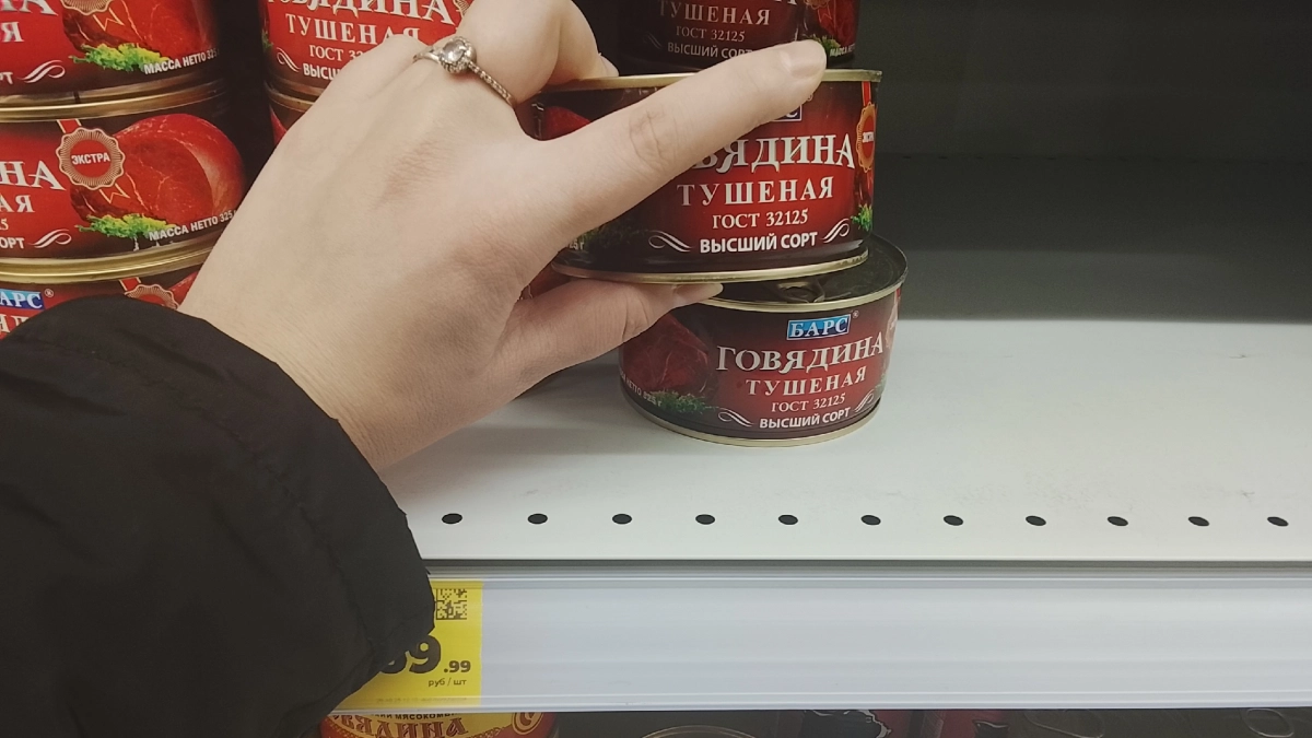 Перемолотые рога и копыта, мяса нет: Росконтроль назвал бренды тушенки, которые лучше не брать даже по акции