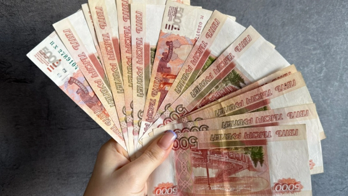 Пензячка, думая, что помогает знакомой в выборе цветов, потеряла 800 тыс. рублей