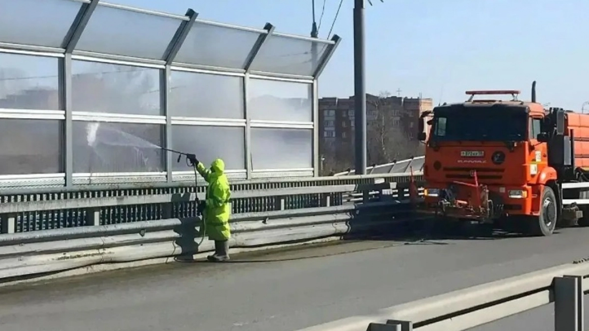 В Пензе специалисты МБУ «Пензавтодор» приступили к мойке шумозащитных экранов