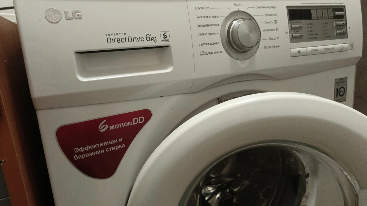 Стиральная машина задышала свободно: накипь вышла пластами — всё благодаря пакетику из кухонного шкафа