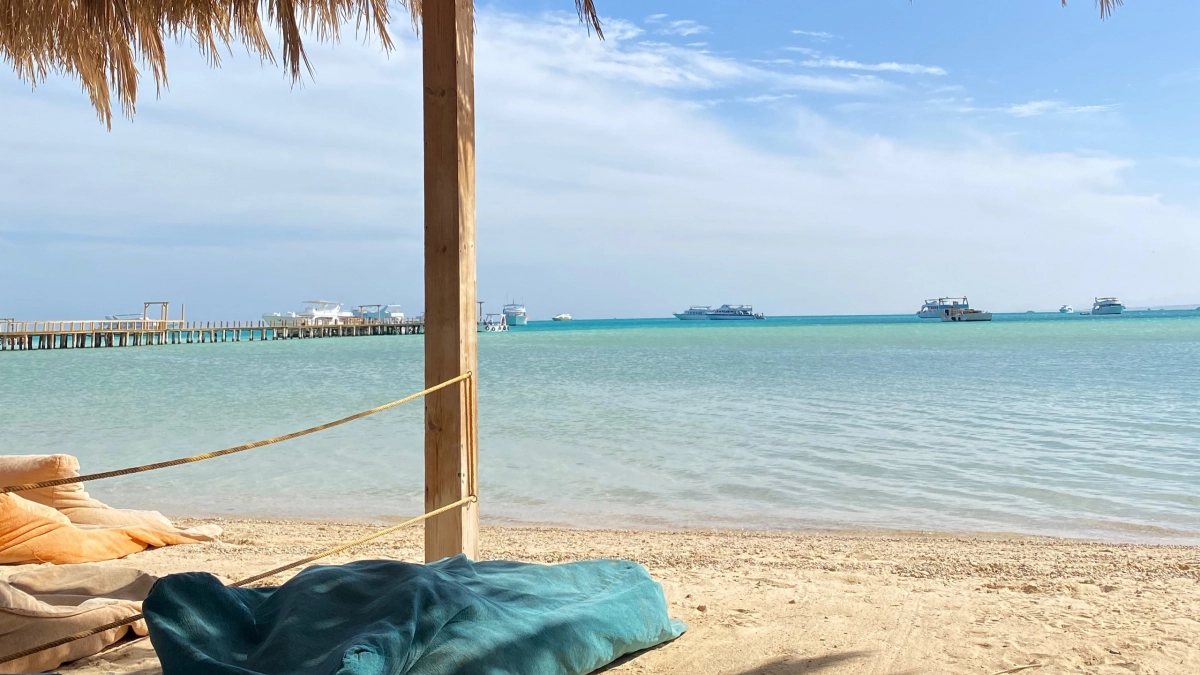 В два раза дешевле нашего Сочи, а сервис королевский: море чистое как слеза — 3 курорта-конкурента