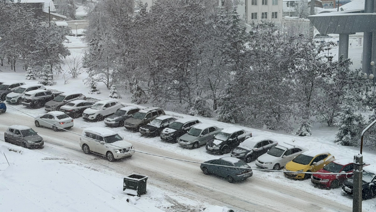 Суд высшей инстанции точку: как поступить, если на трассе огромная яма - возможен ли обгон через сплошную линию или нет 