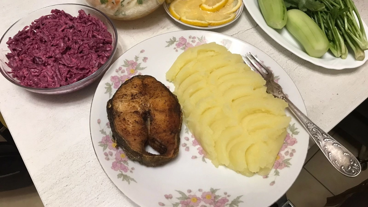 Дешевый минтай нежнее лосося — кладу рыбу в пакет и готовлю ужин по-испански: рецепт с бонусом на гарнир