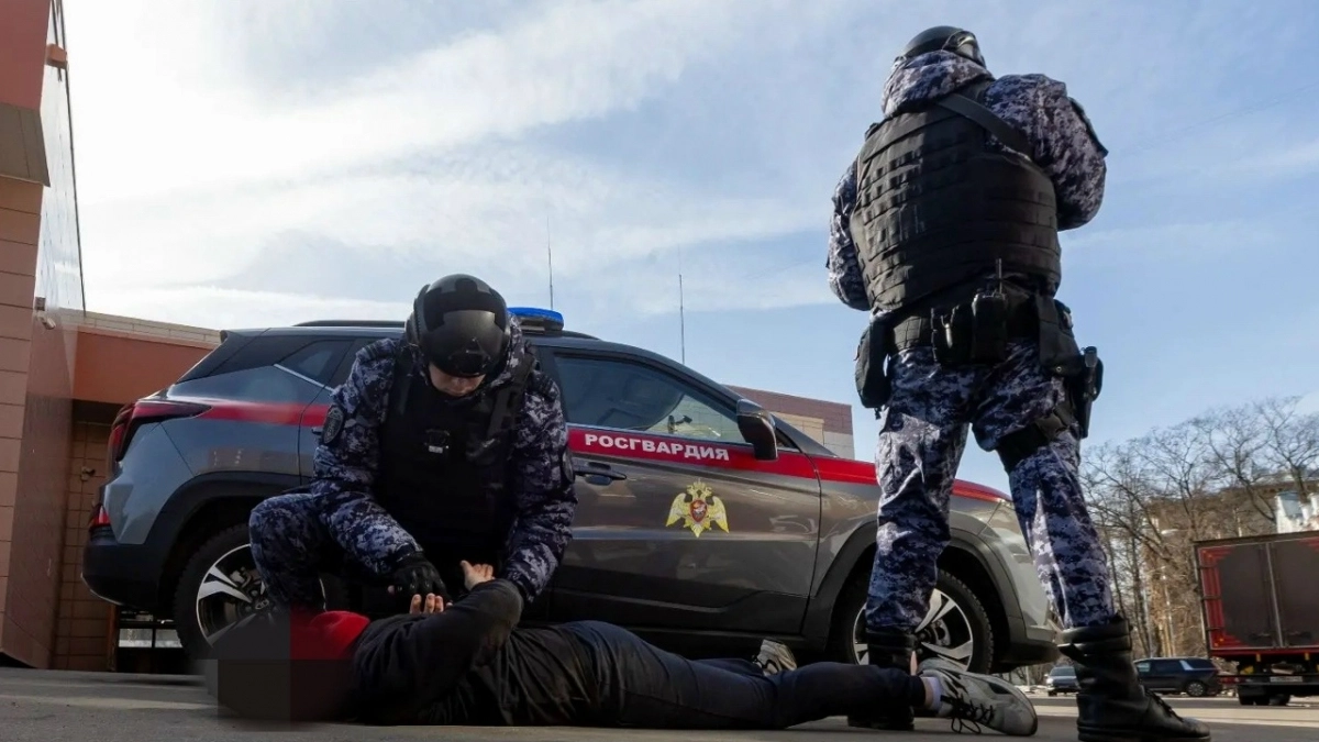 В Пензе росгвардейцы задержали мужчину, пришедшего в ТЦ с винтовкой и ножом