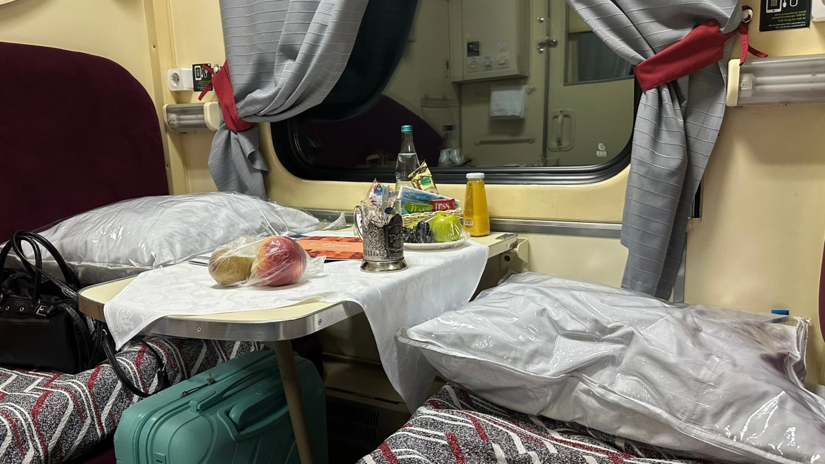 Соседи в купе не пустили меня пообедать за столик: купили нижние полки и едут, как цари - жалею, что не знала, эти четкие правила раньше